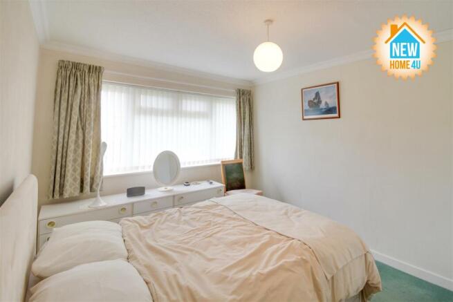 MAIN BEDROOM:
