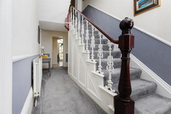 5 bed Detached for sale Image 4