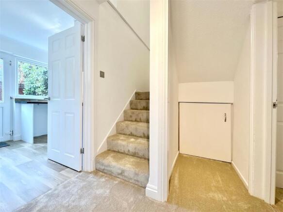 14 Summerlands Close 11.JPG