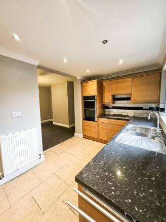 3 bed Semi-Detached to rent Image 9