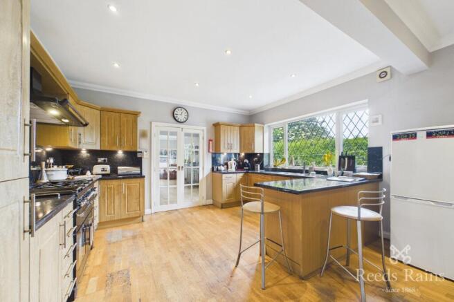 5 bed Bungalow for sale Image 12