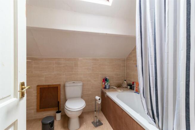 4 bed House to rent Image 8