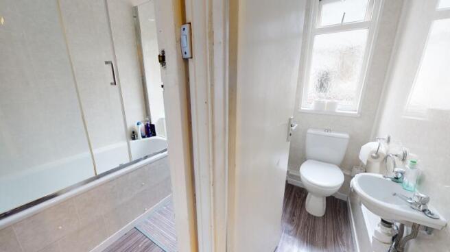 5 bed Semi-Detached to rent Image 8