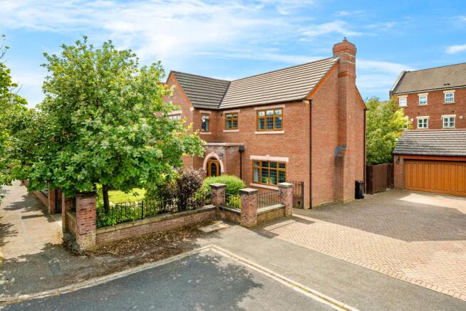 5 bed Detached for sale Image 9