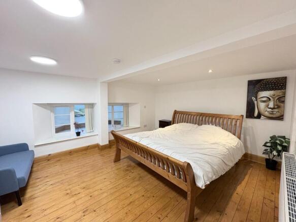 4 bed Apartment to rent Image 8