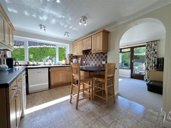 4 bed House for sale Image 4