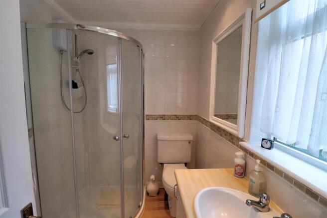 bedroom 1 en suite.jpg