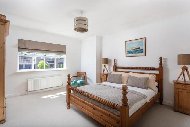 5 bed Detached for sale Image 11