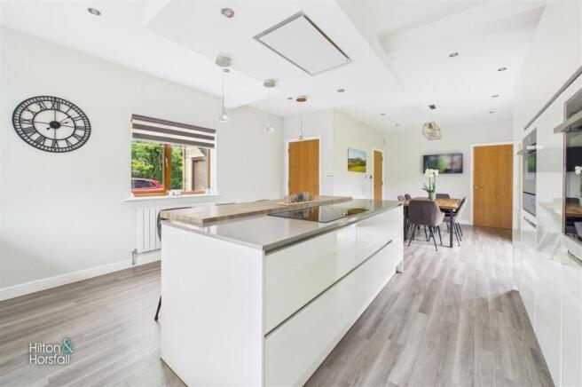 4 bed Detached for sale Image 7