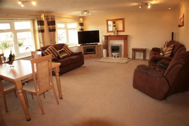 LOUNGE: