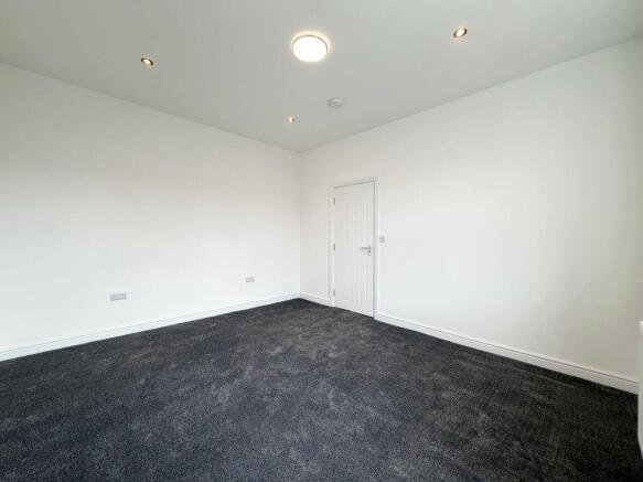 2 bed Terraced to rent Image 6