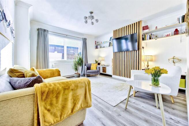 3_Living_Room_Slats_Laminate_Floor.jpg
