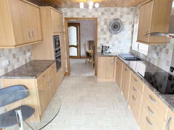 3 bed Detached Bungalow for sale Image 4