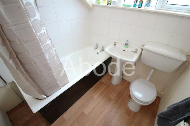 4 bed House to rent Image 9
