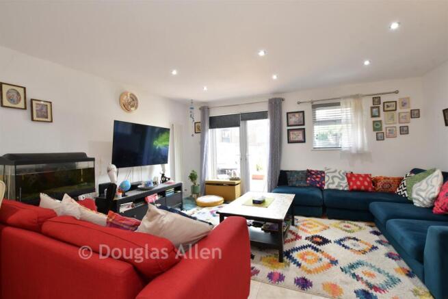 Lounge/Dining Area