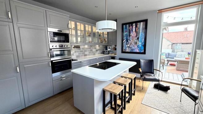 OPEN PLAN KITCHEN/DINING ROOM