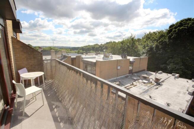 3 bed Apartment to rent Image 8