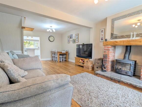 LOUNGE WITH DINING AREA