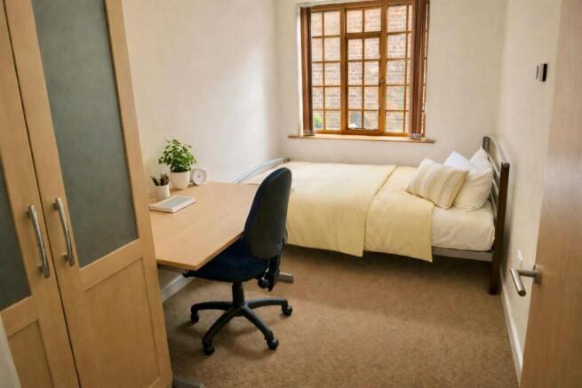 4 bed Apartment to rent Image 8