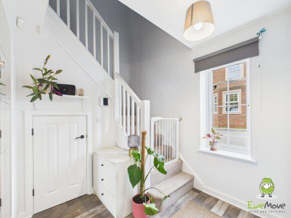 EweMove Estate Agents Basingstoke - Dovecote Way -