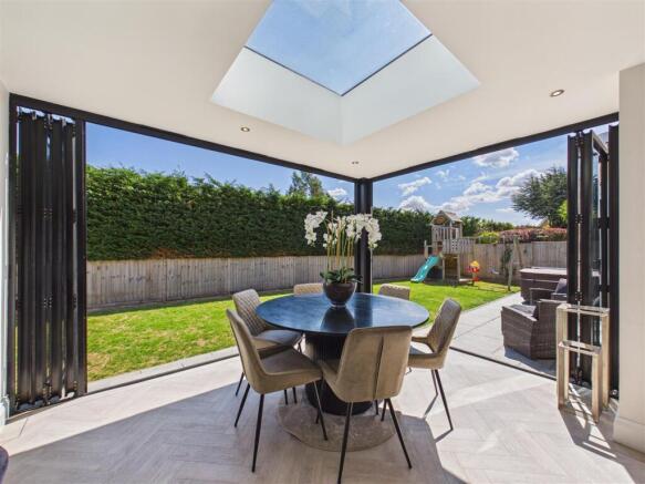 5 bed Detached for sale Image 12