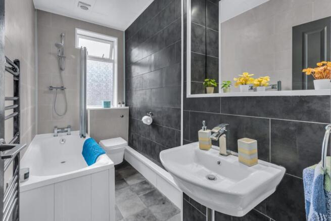 6 bed House to rent Image 5