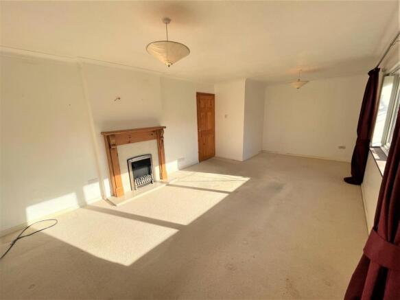 LIVING ROOM 2.JPG