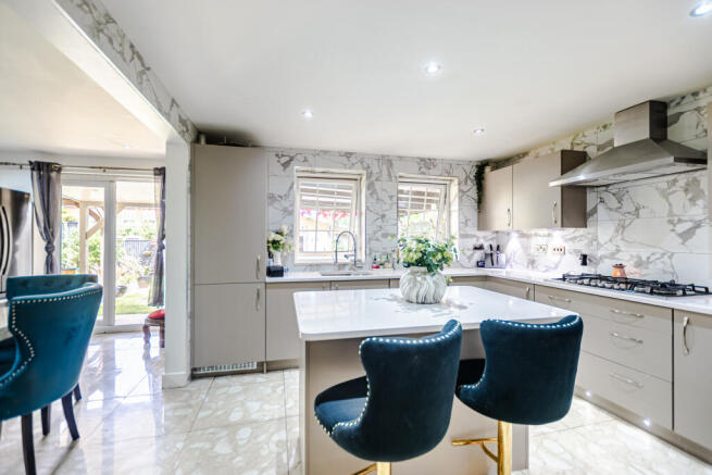 5 bed Detached for sale Image 5