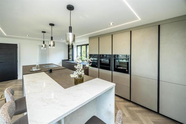 4 bed Detached for sale Image 8