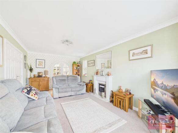 5 bed Detached for sale Image 5