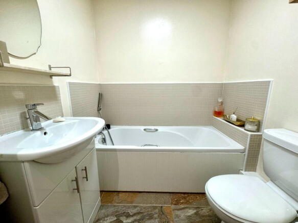 2 bed Apartment for sale Image 12
