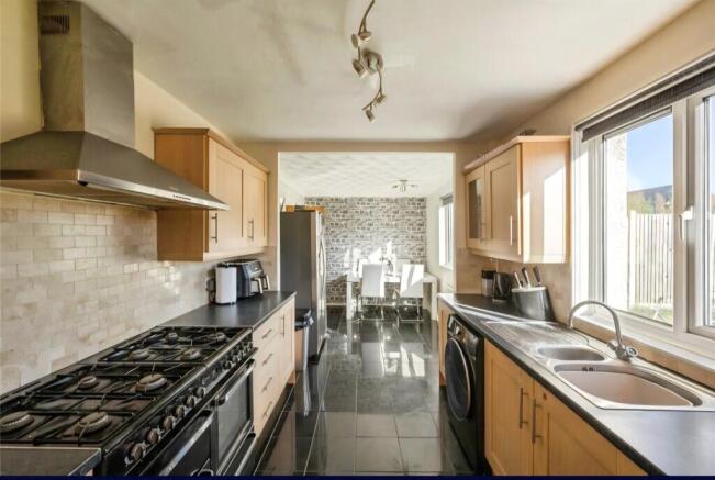 3 bed Semi-Detached for sale Image 8
