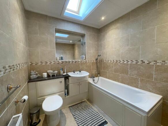 Main Bathroom 