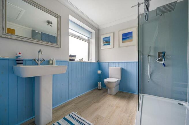 EN-SUITE BATHROOM