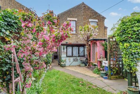Russell Gardens, Wickford