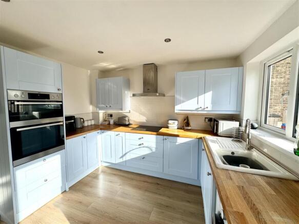 KITCHEN/DINING ROOM