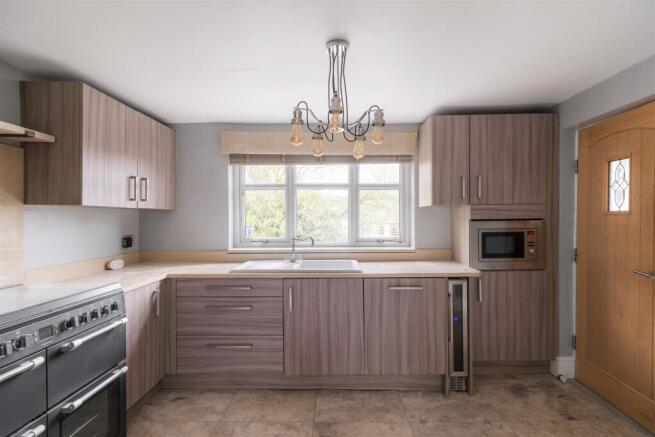 5 bed Detached for sale Image 7