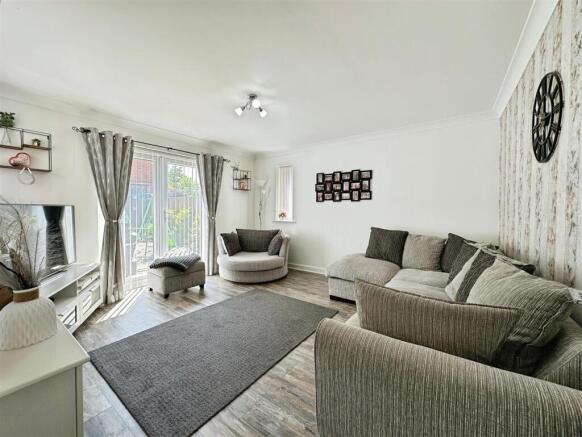 5 bed Detached for sale Image 4