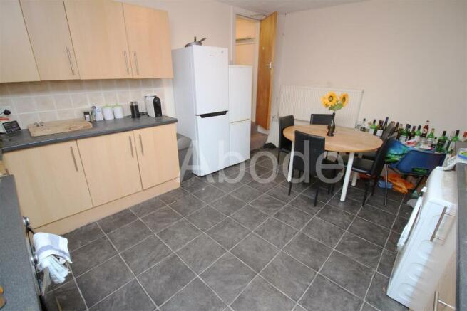 5 bed House to rent Image 4