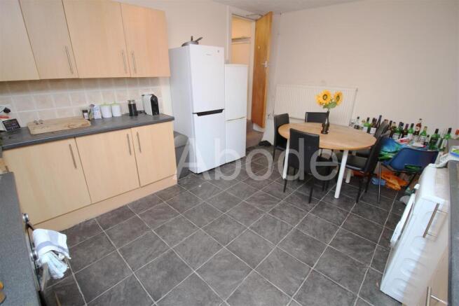 5 bed House to rent Image 4