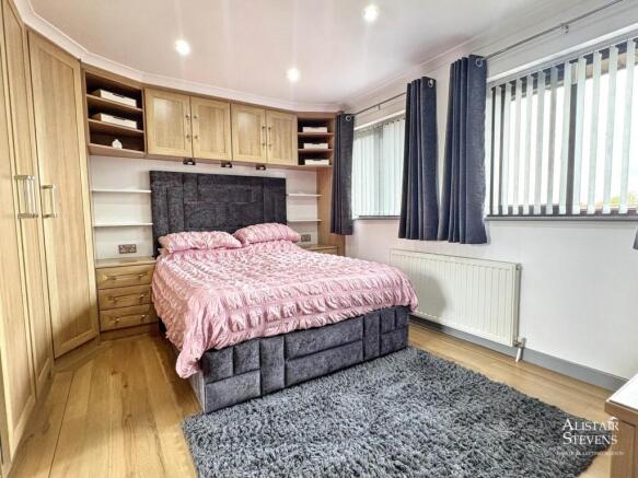 5 bed Semi-Detached for sale Image 11