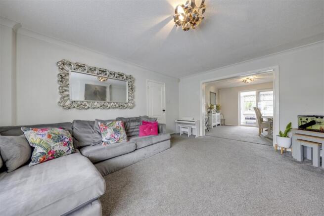 Open Plan Lounge / Diner