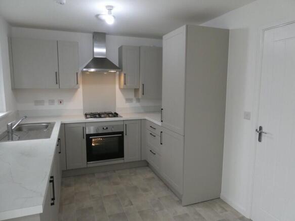 4 bed Semi-Detached to rent Image 5
