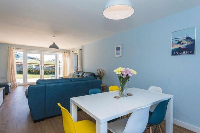 LOUNGE/DINER