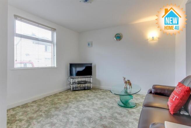 LOUNGE / DINING ROOM: