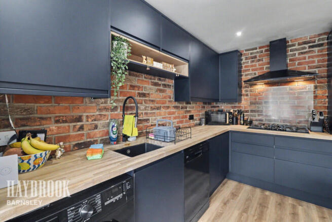 4 bed Detached for sale Image 7