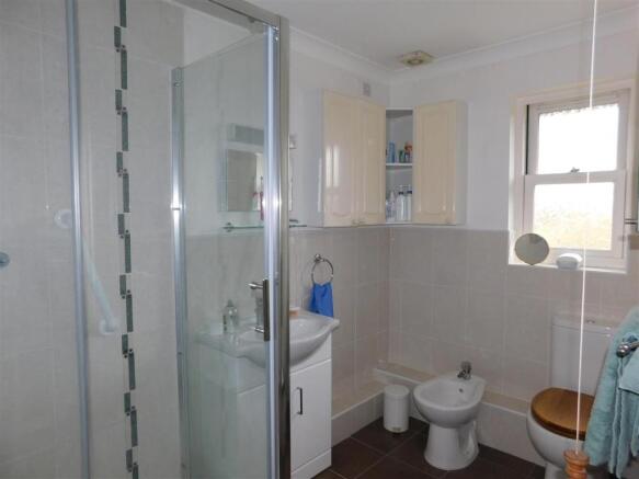 EN-SUITE SHOWER ROOM