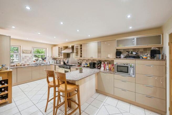 4 bed Detached for sale Image 4
