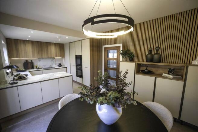 5 bed Link Detached House for sale Image 5
