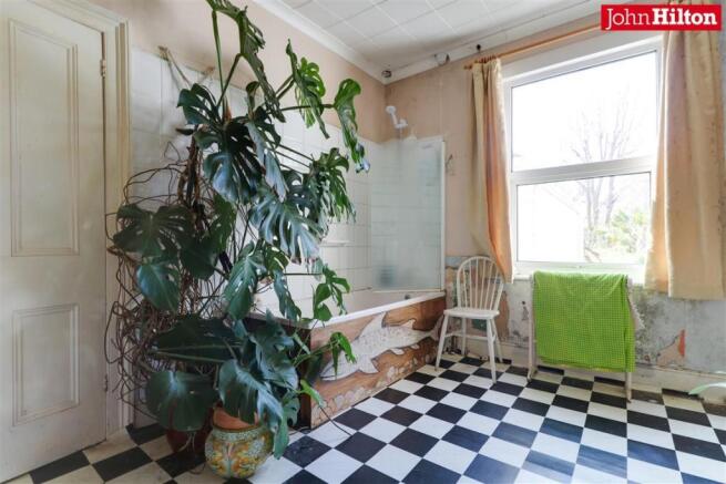965. Bathroom.jpg